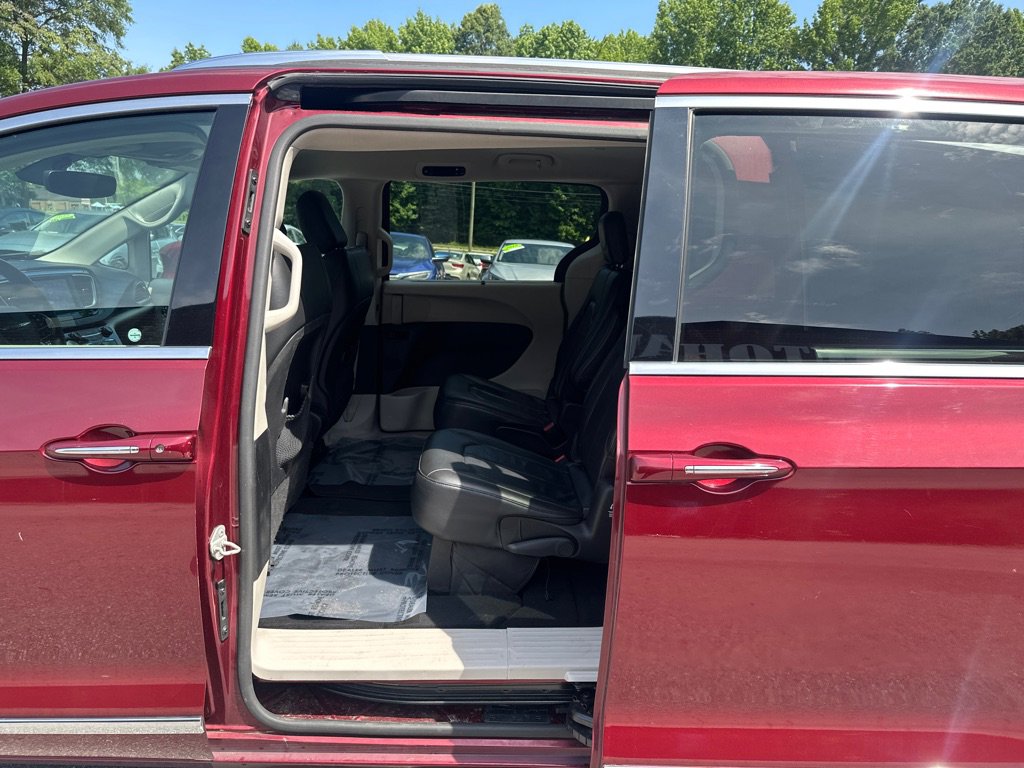 Used 2019 Chrysler Pacifica Touring-L image 12