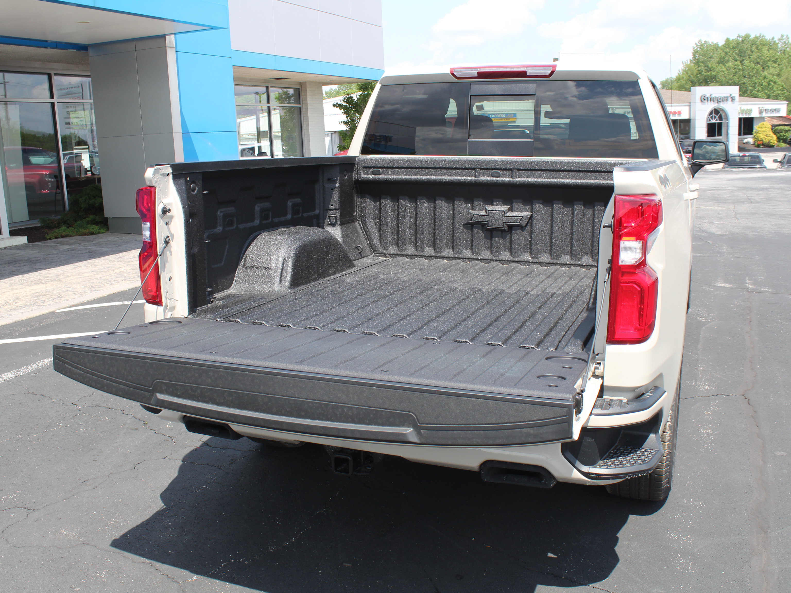 New 2026 Chevrolet Silverado 1500 RST w/ Dark Appearance Package AWD/4WD image 17