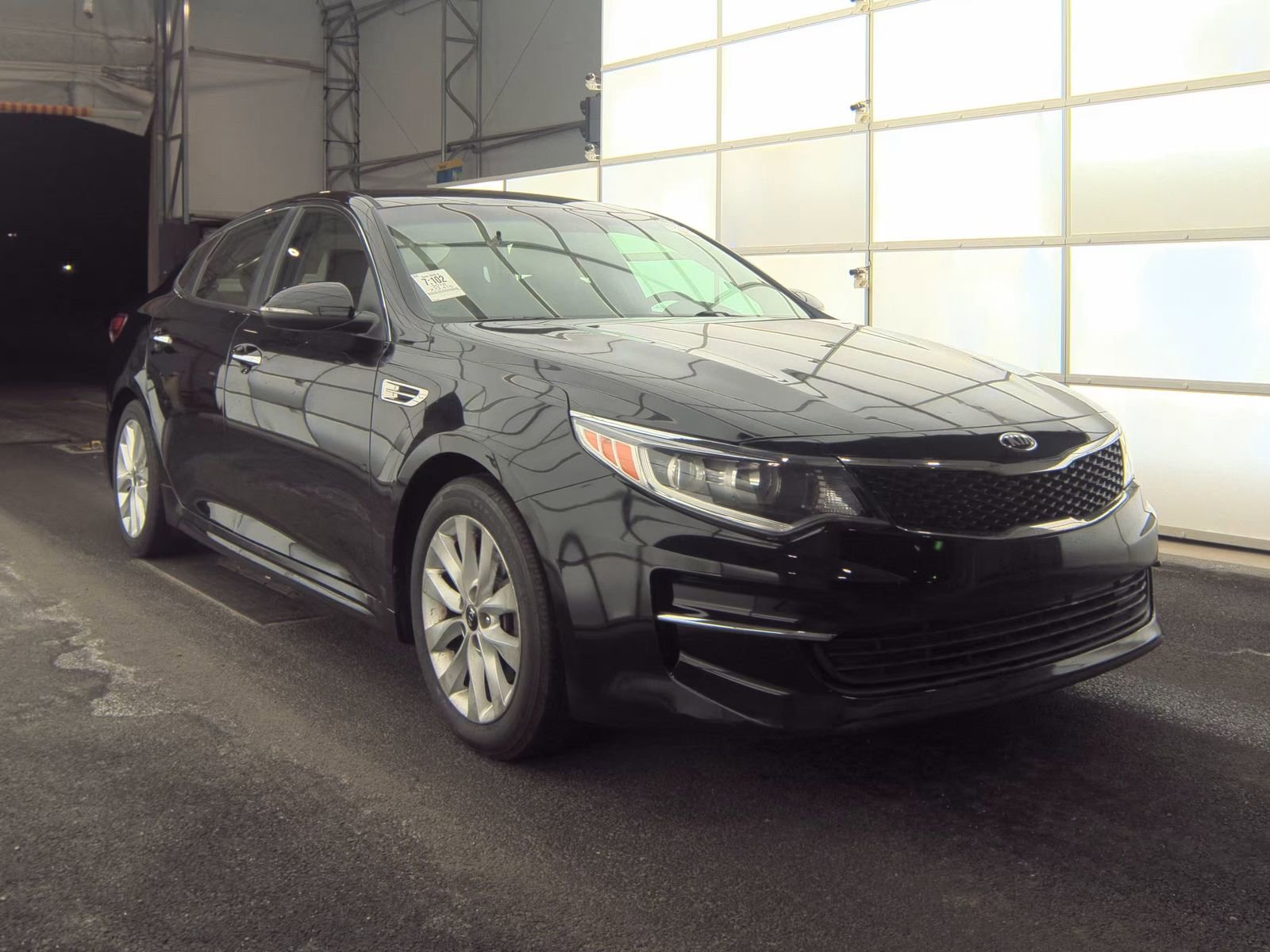 Used 2018 Kia Optima LX w/ 17" Alloy Wheels Package image 2