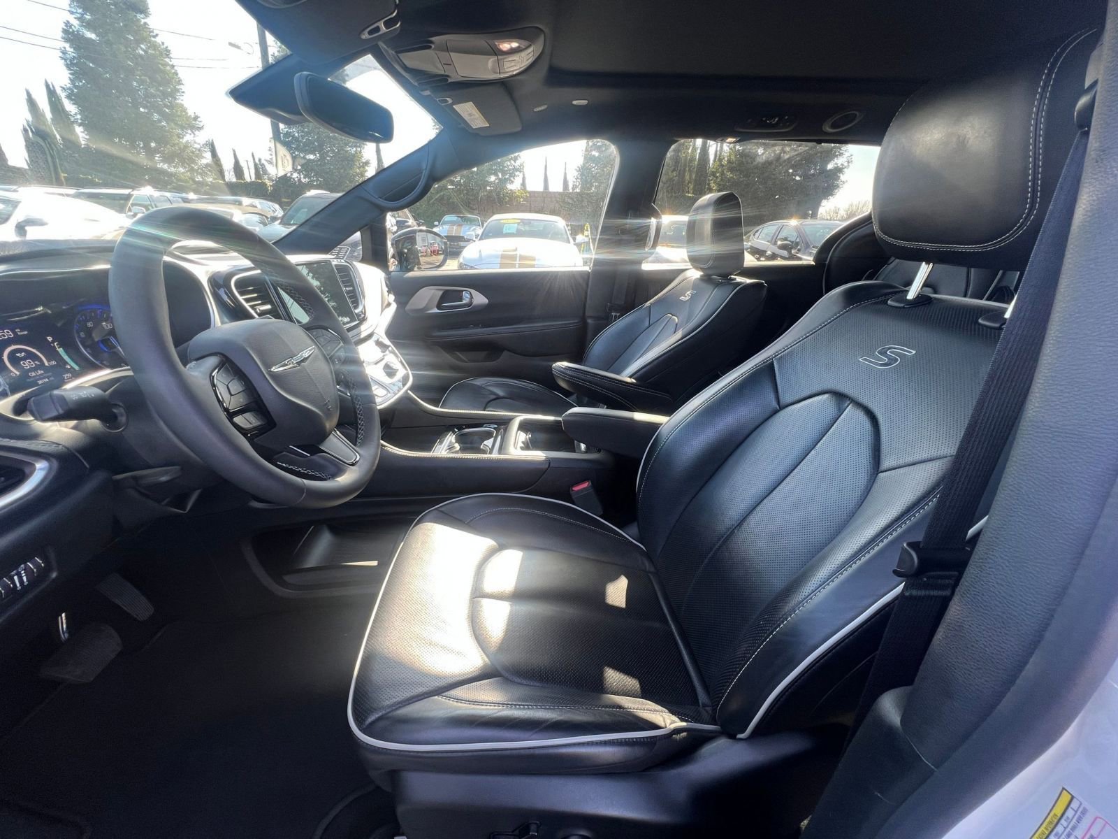Used 2025 Chrysler Pacifica Limited image 23