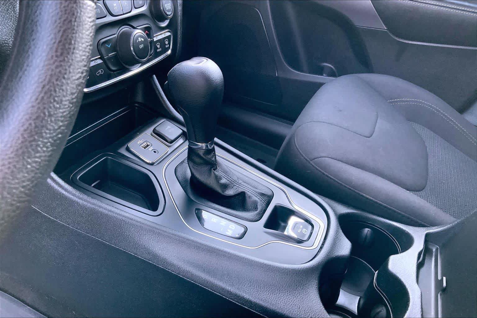 Used 2021 Jeep Cherokee Latitude FWD image 14