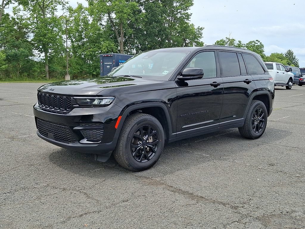Used 2025 Jeep Grand Cherokee Altitude AWD/4WD image 6