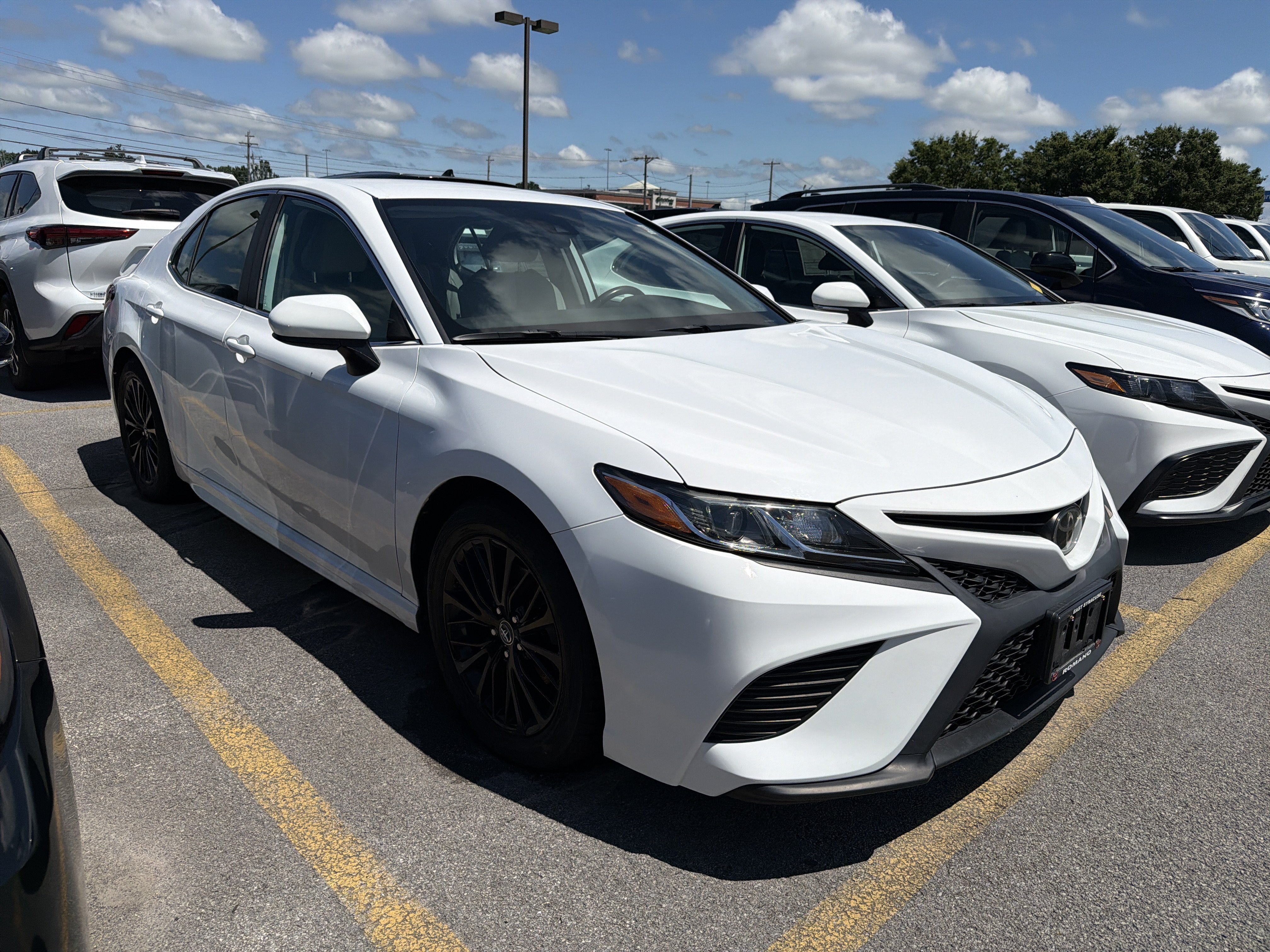 Used 2019 Toyota Camry SE FWD image 2