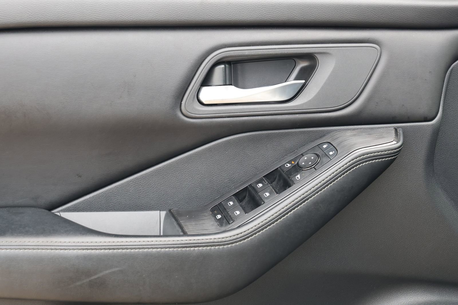 Used 2024 Nissan Rogue SV image 26