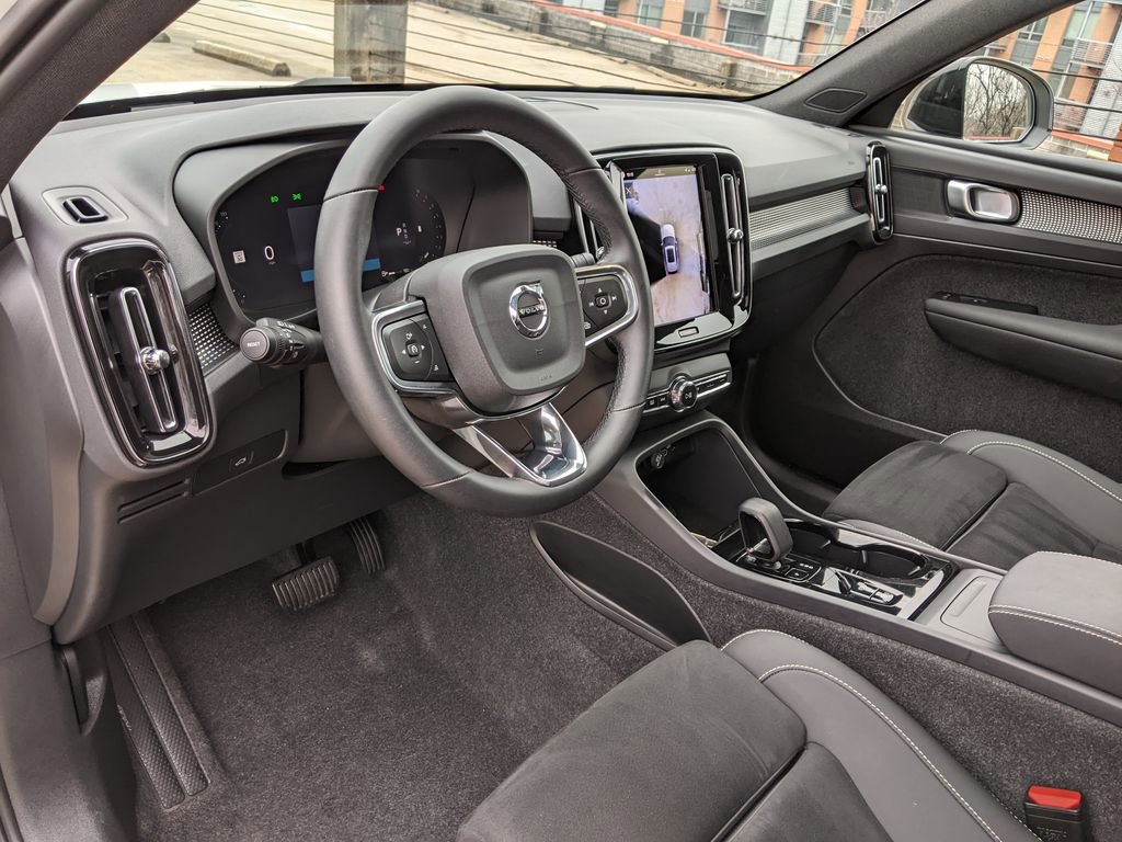 Certified 2025 Volvo XC40 B5 Plus image 8