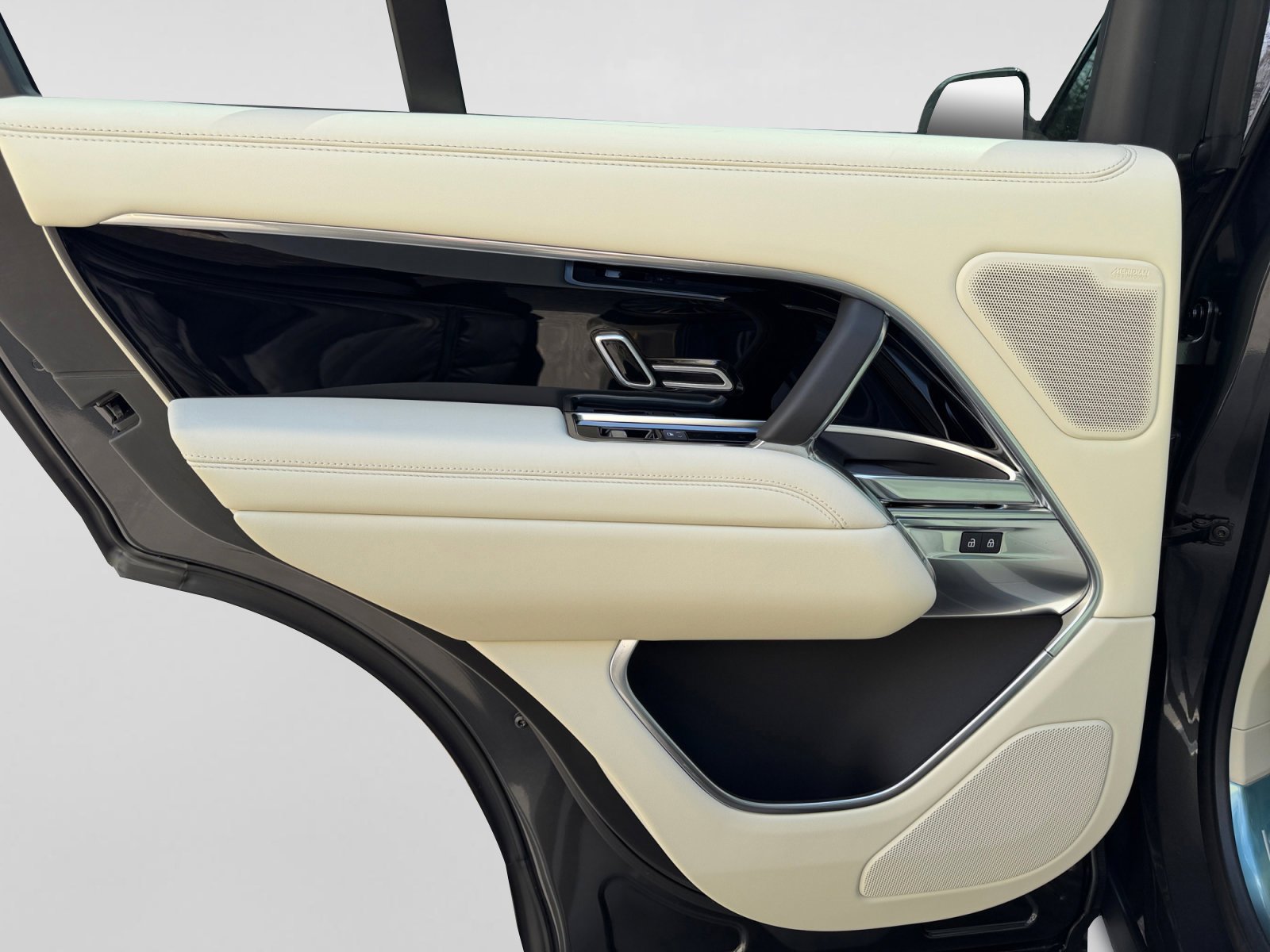New 2025 Land Rover Range Rover SE image 17
