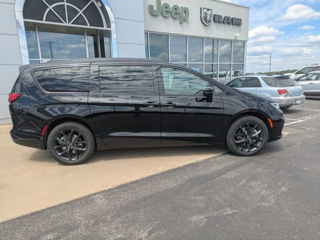 New 2026 Chrysler Pacifica Limited image 7