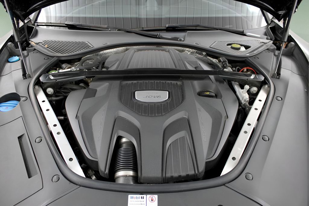 Used 2020 Porsche Panamera 4 AWD/4WD image 34