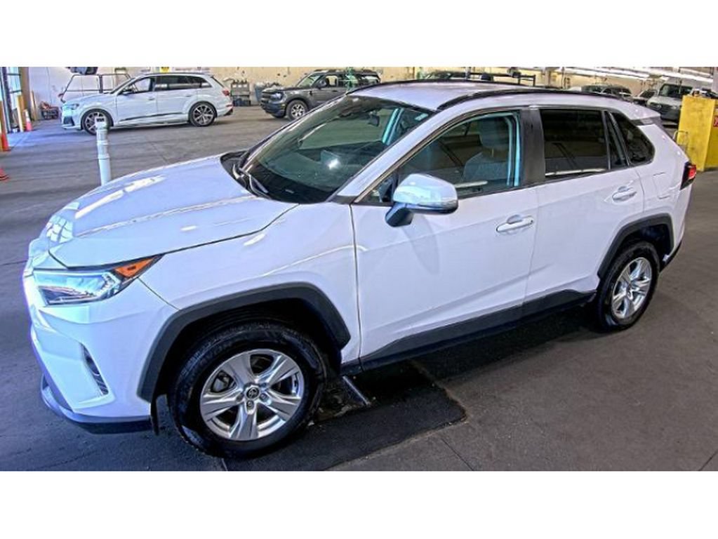 Used 2021 Toyota RAV4 XLE AWD/4WD image 2