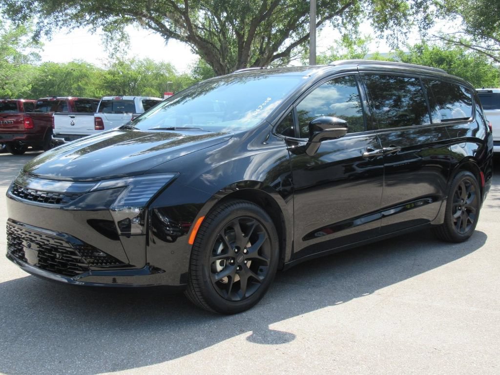 New 2027 Chrysler Pacifica Limited FWD image 3