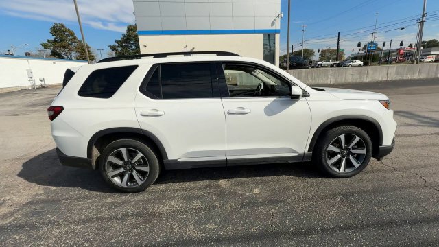 Used 2025 Honda Pilot Touring image 9