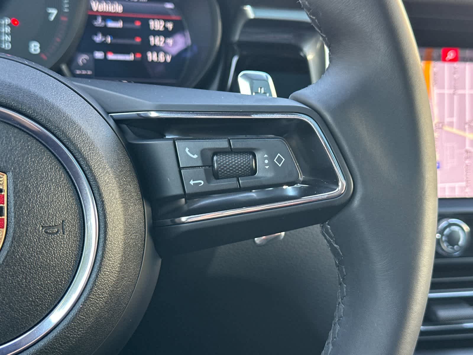 Certified 2025 Porsche Macan AWD/4WD image 27