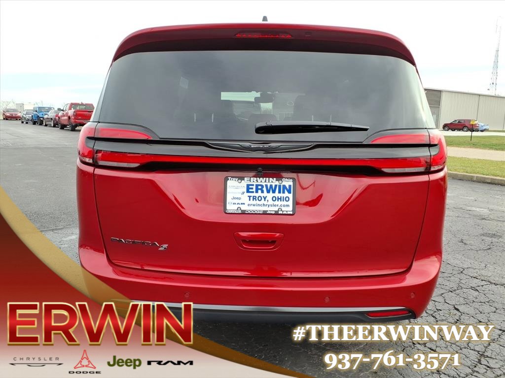 New 2026 Chrysler Pacifica Select w/ S Appearance Package image 4