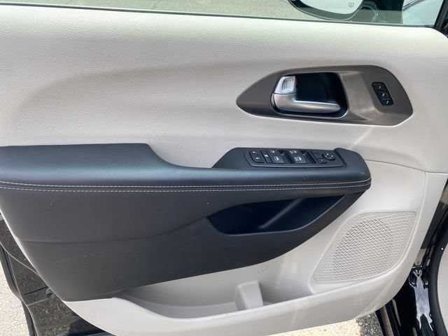 Used 2024 Chrysler Pacifica Touring-L FWD image 14