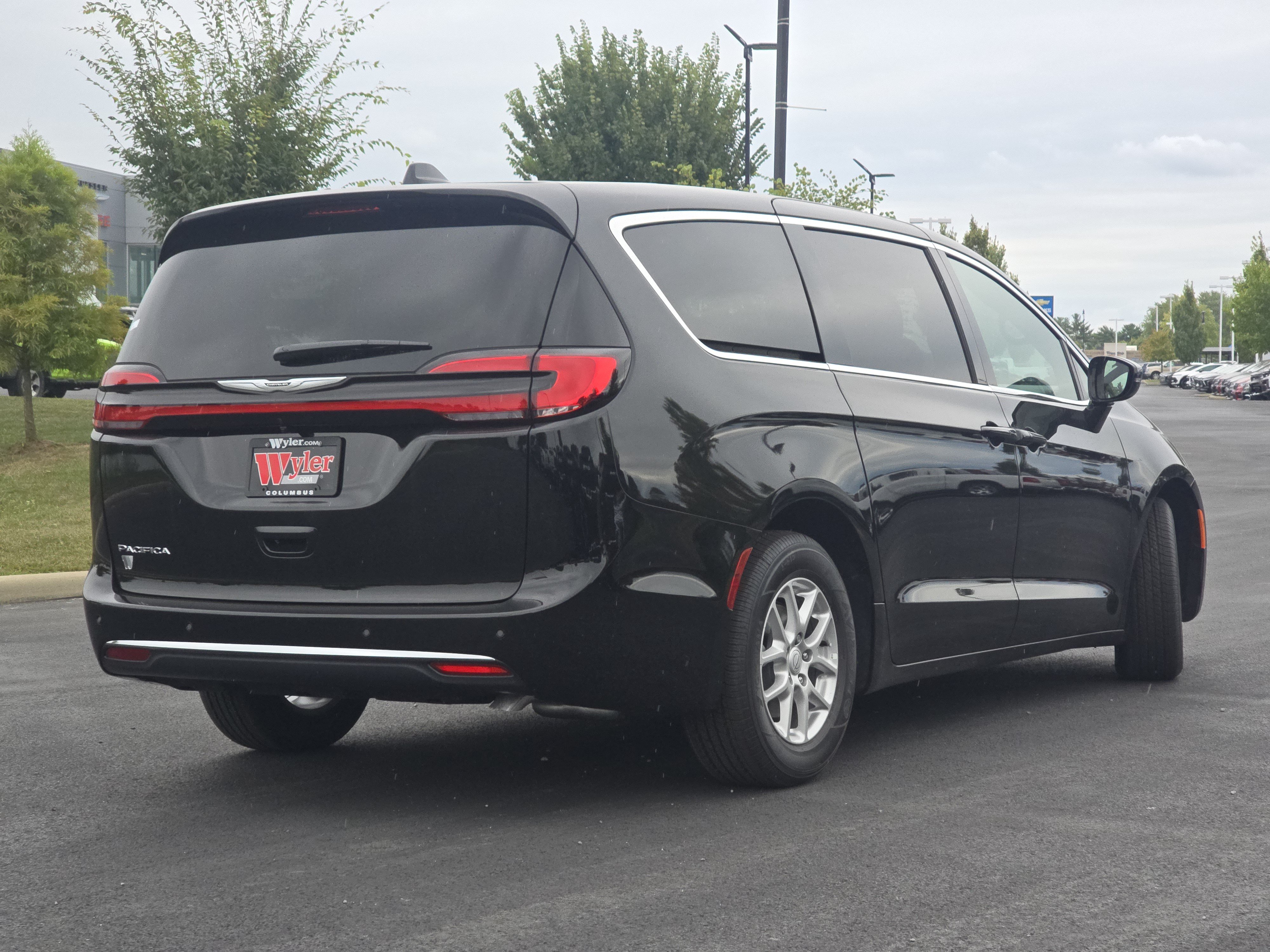 New 2026 Chrysler Pacifica Select FWD image 17