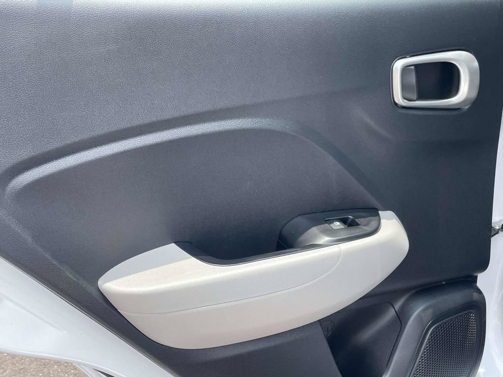 Certified 2025 Hyundai Venue SEL FWD image 11