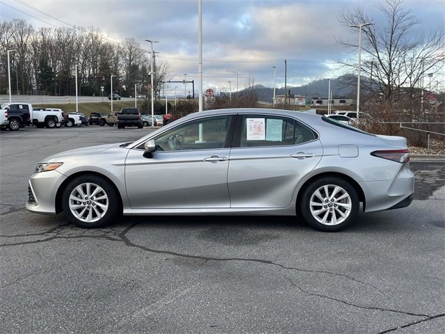 Used 2022 Toyota Camry LE image 2