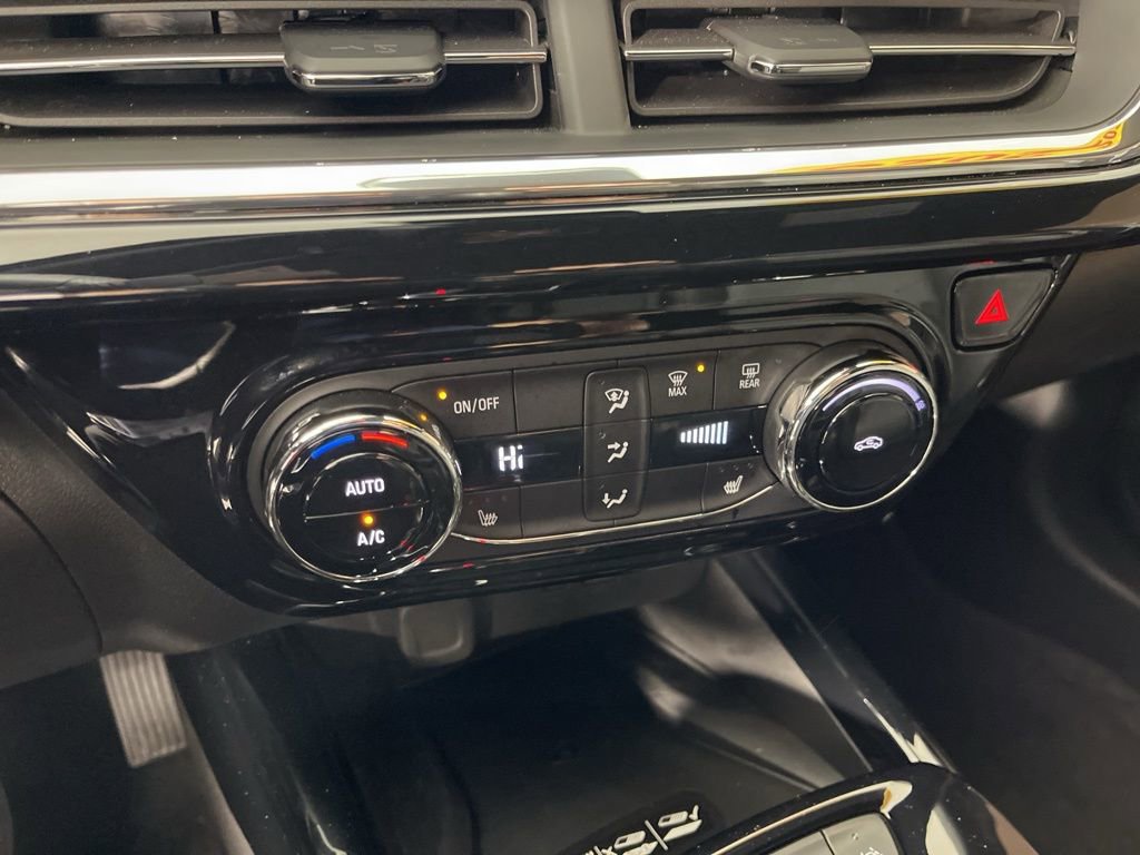 Used 2025 Chevrolet Trax RS w/ Sunroof Package FWD image 29