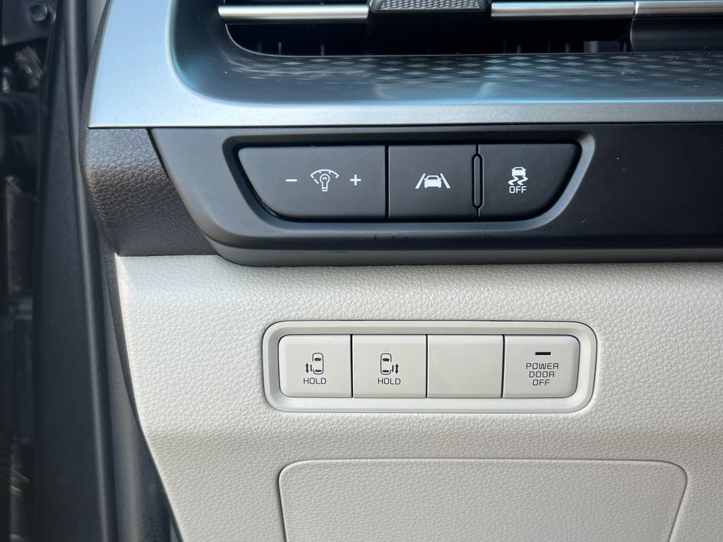 Used 2024 Kia Carnival LX FWD image 25