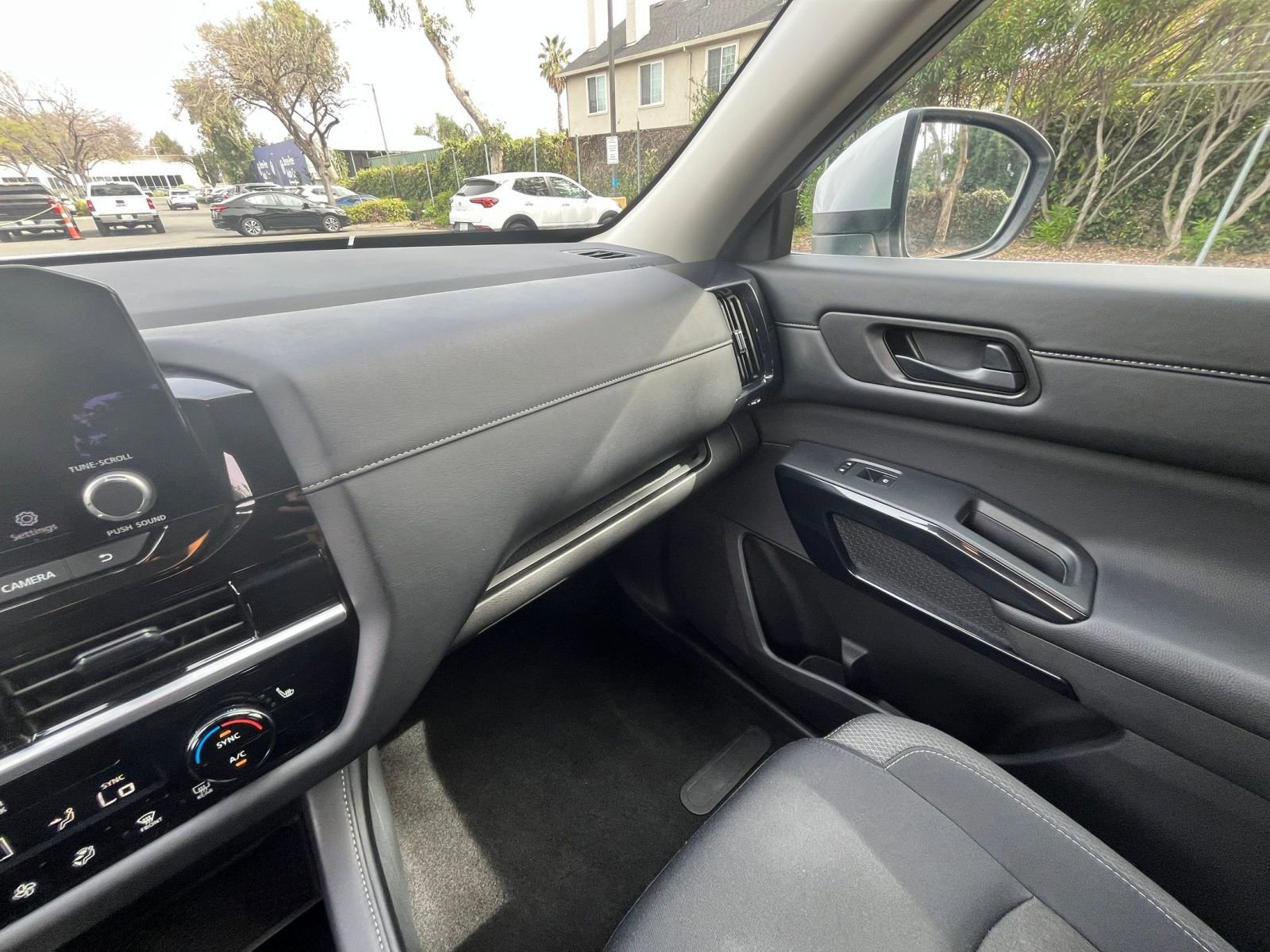 Used 2025 Nissan Pathfinder SV image 38