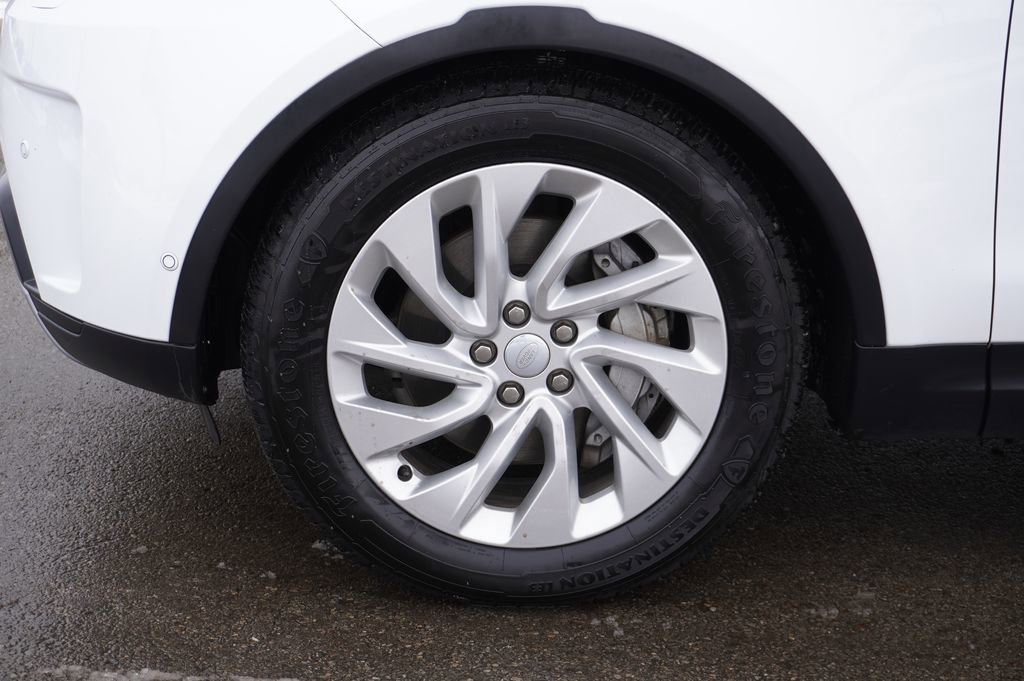 Used 2024 Land Rover Discovery S image 10