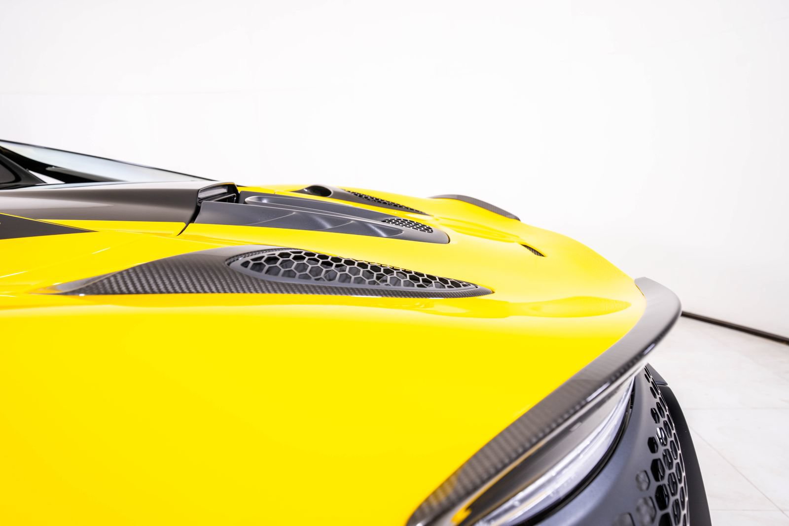 Used 2025 McLaren Artura Spider RWD image 14
