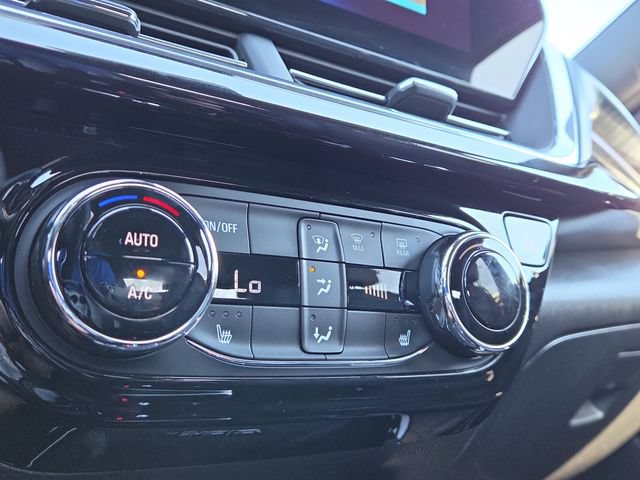 Used 2024 Chevrolet Trax RS w/ Sunroof Package FWD image 12