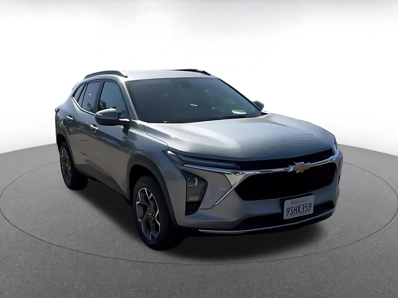 Used 2025 Chevrolet Trax LT FWD image 3
