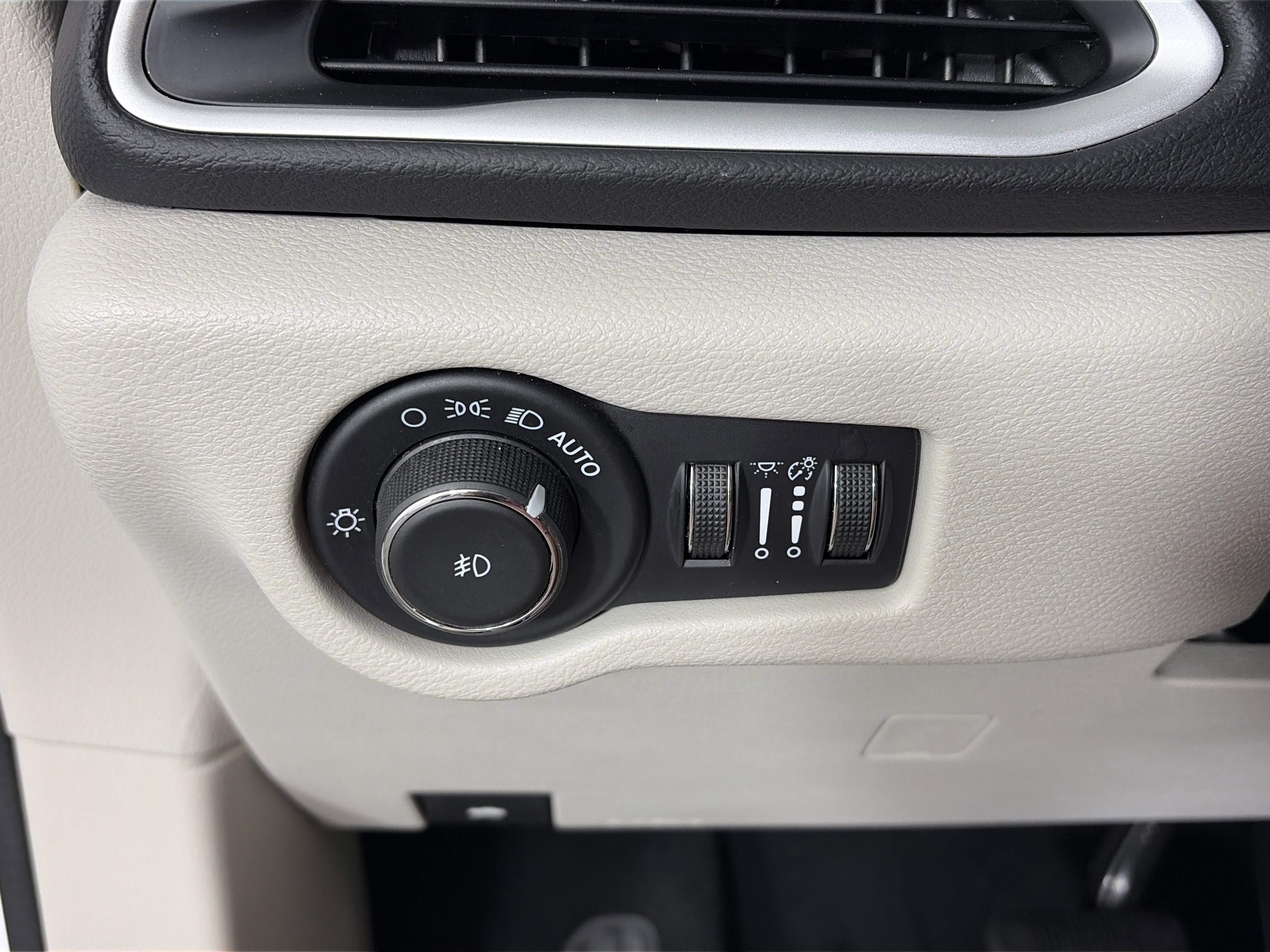 Used 2024 Chrysler Pacifica Touring-L image 26