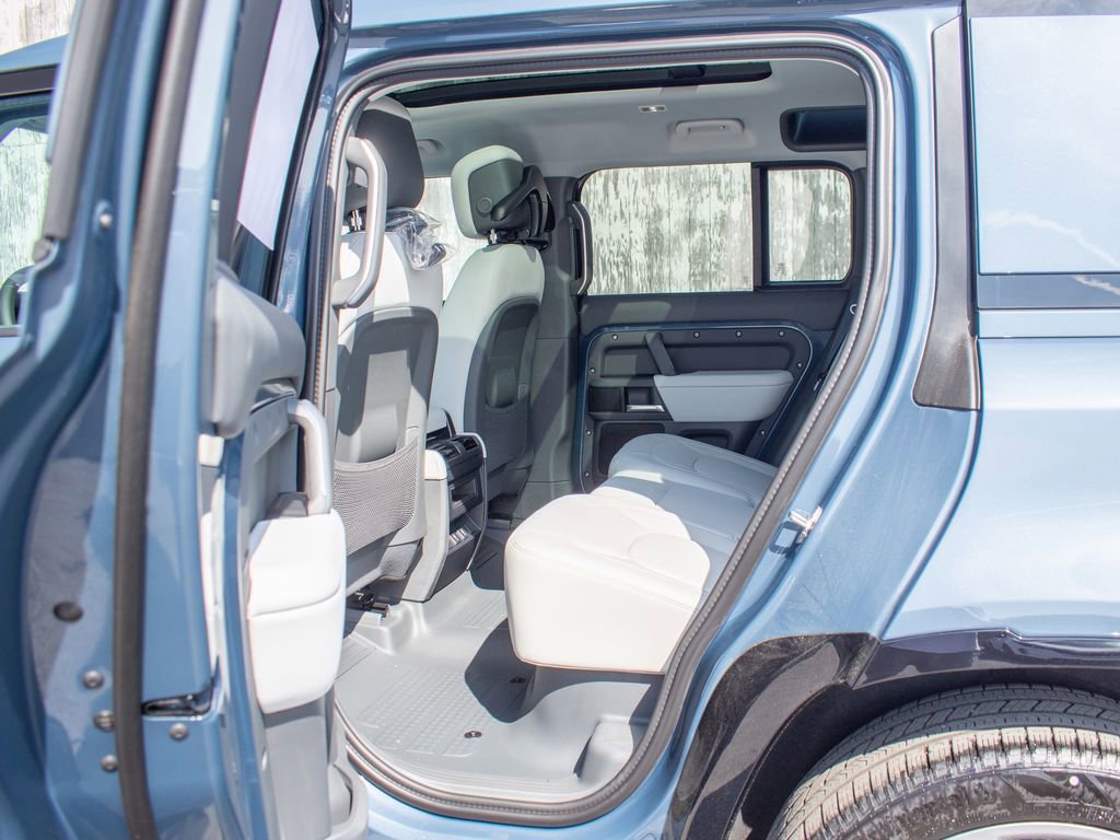 New 2026 Land Rover Defender 110 X-Dynamic SE image 21
