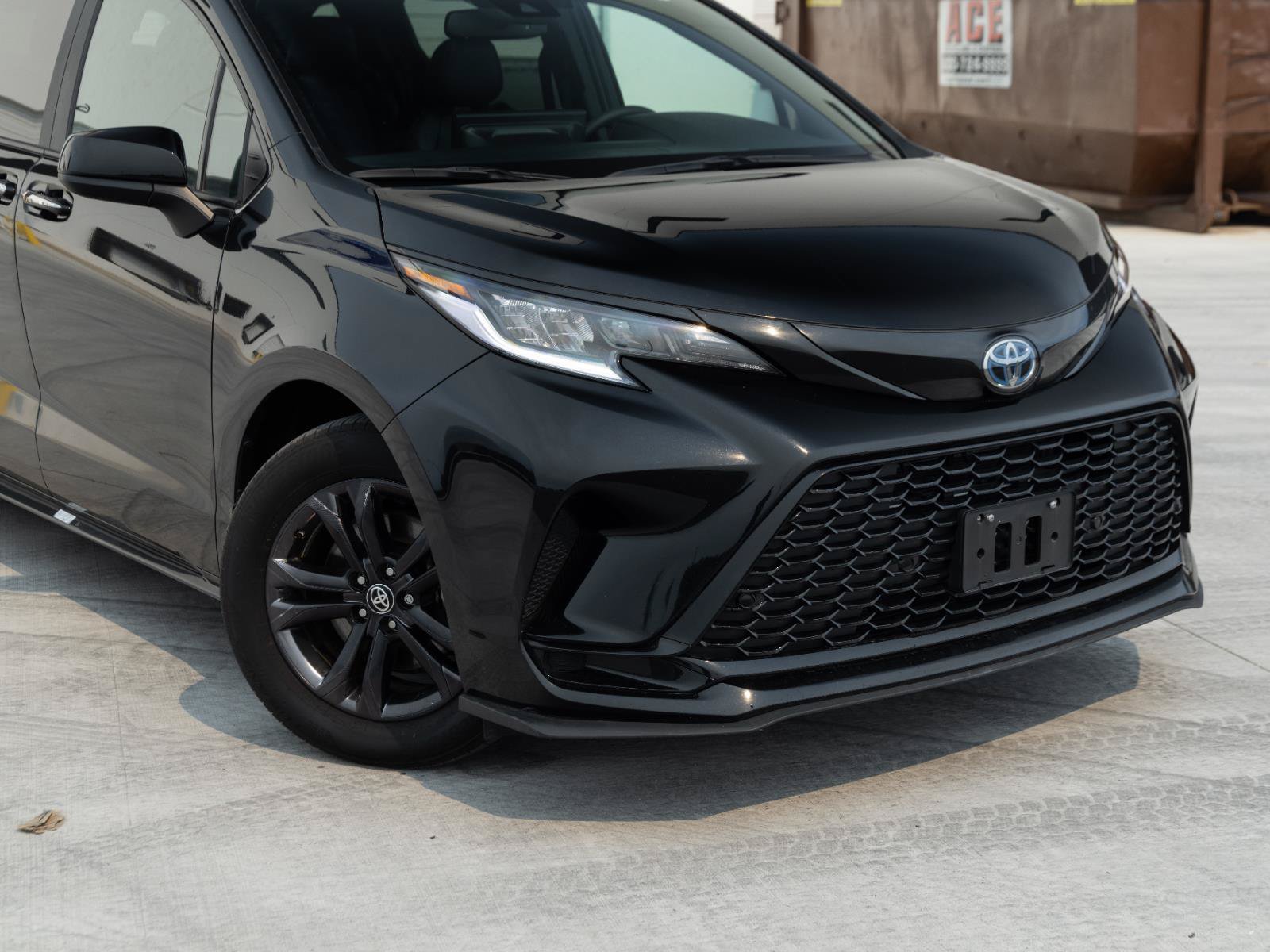 Used 2025 Toyota Sienna XSE AWD/4WD image 3