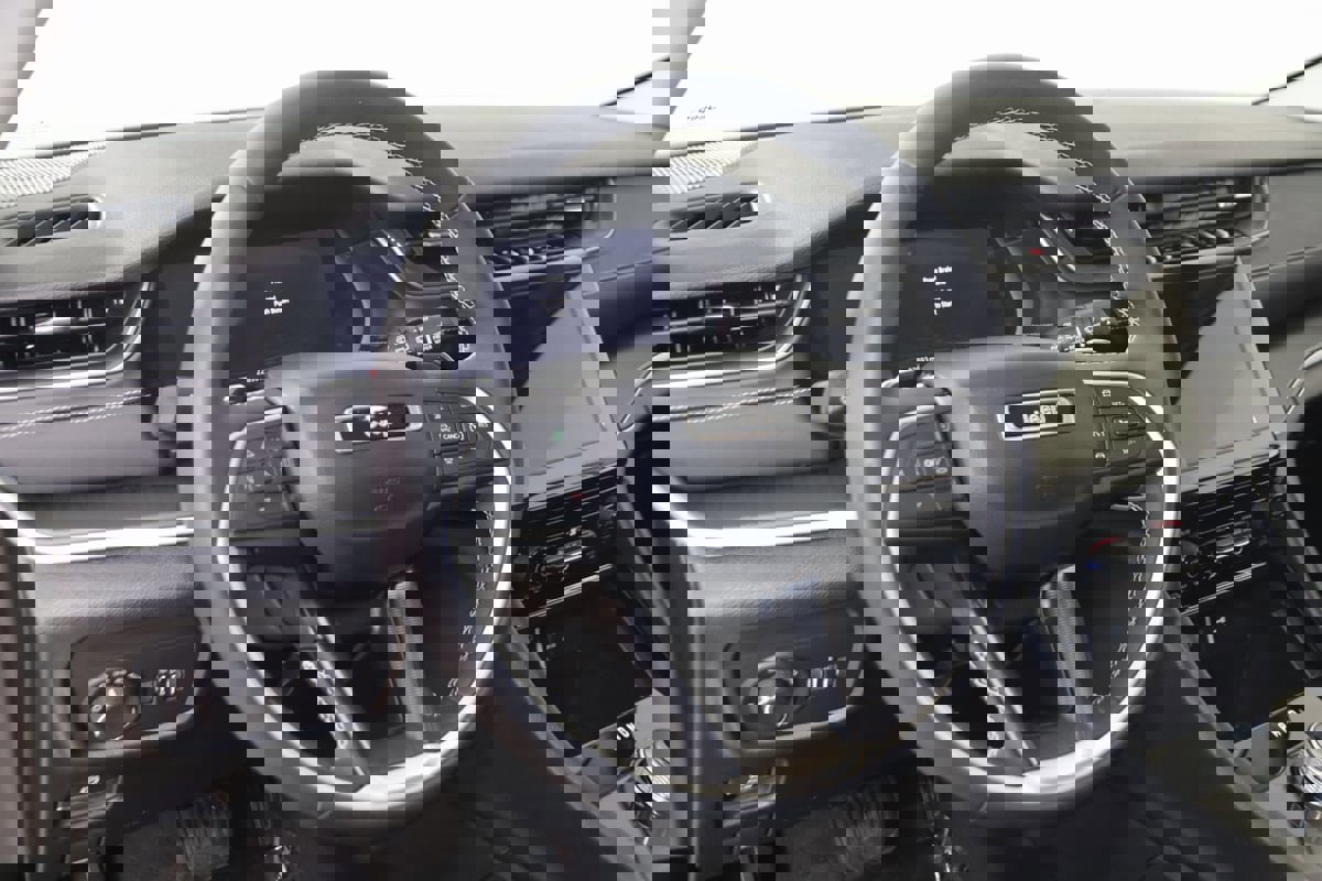 Used 2023 Jeep Grand Cherokee Laredo X image 6