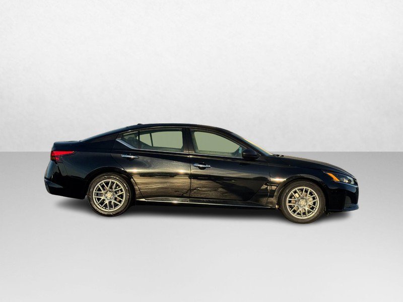 Used 2024 Nissan Altima 2.5 SV FWD image 2