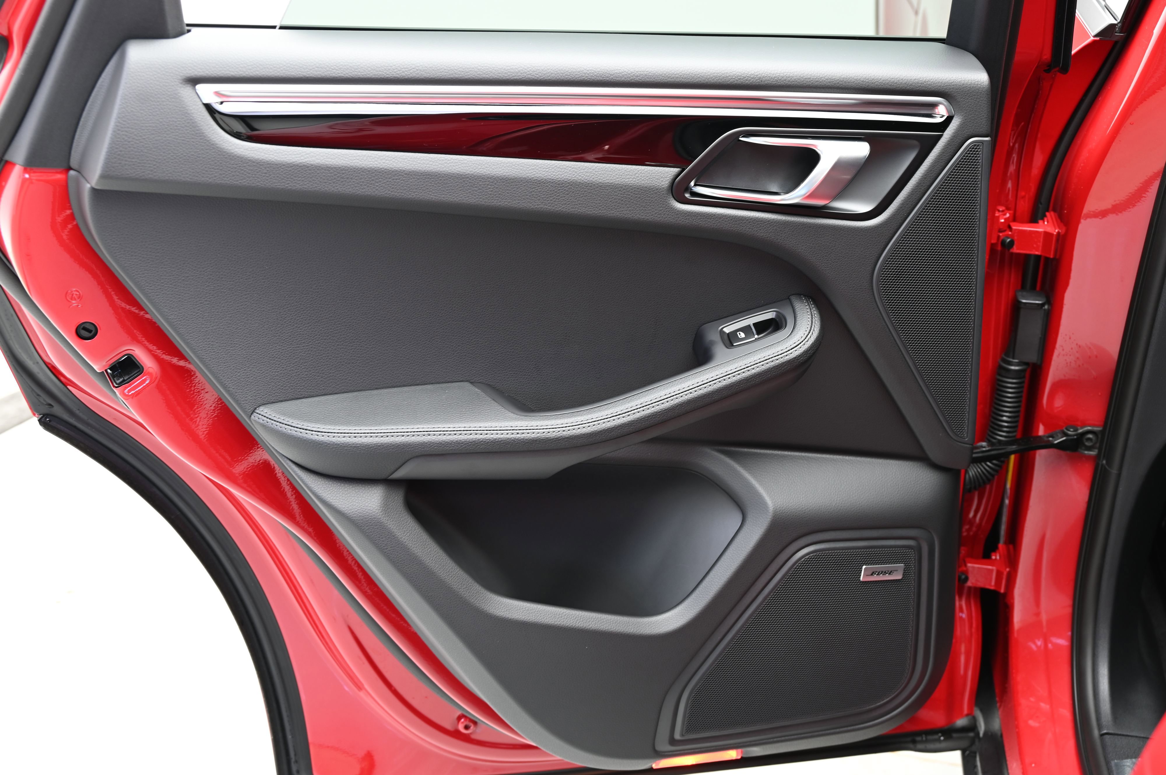 Used 2025 Porsche Macan image 32