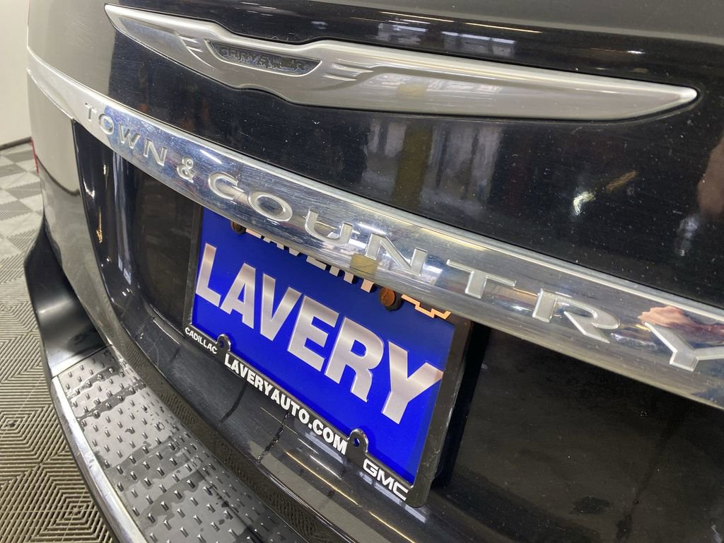 Used 2016 Chrysler Town & Country Touring w/ Driver Convenience Group image 32