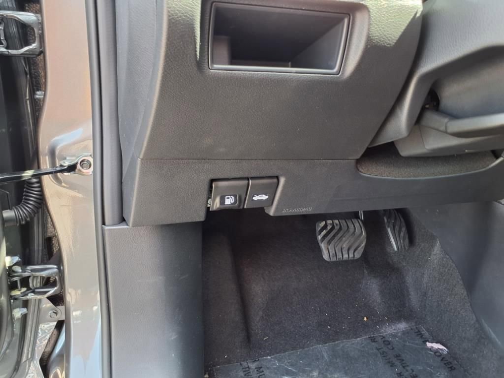 New 2025 Nissan Versa SR w/ Trunk Package FWD image 11