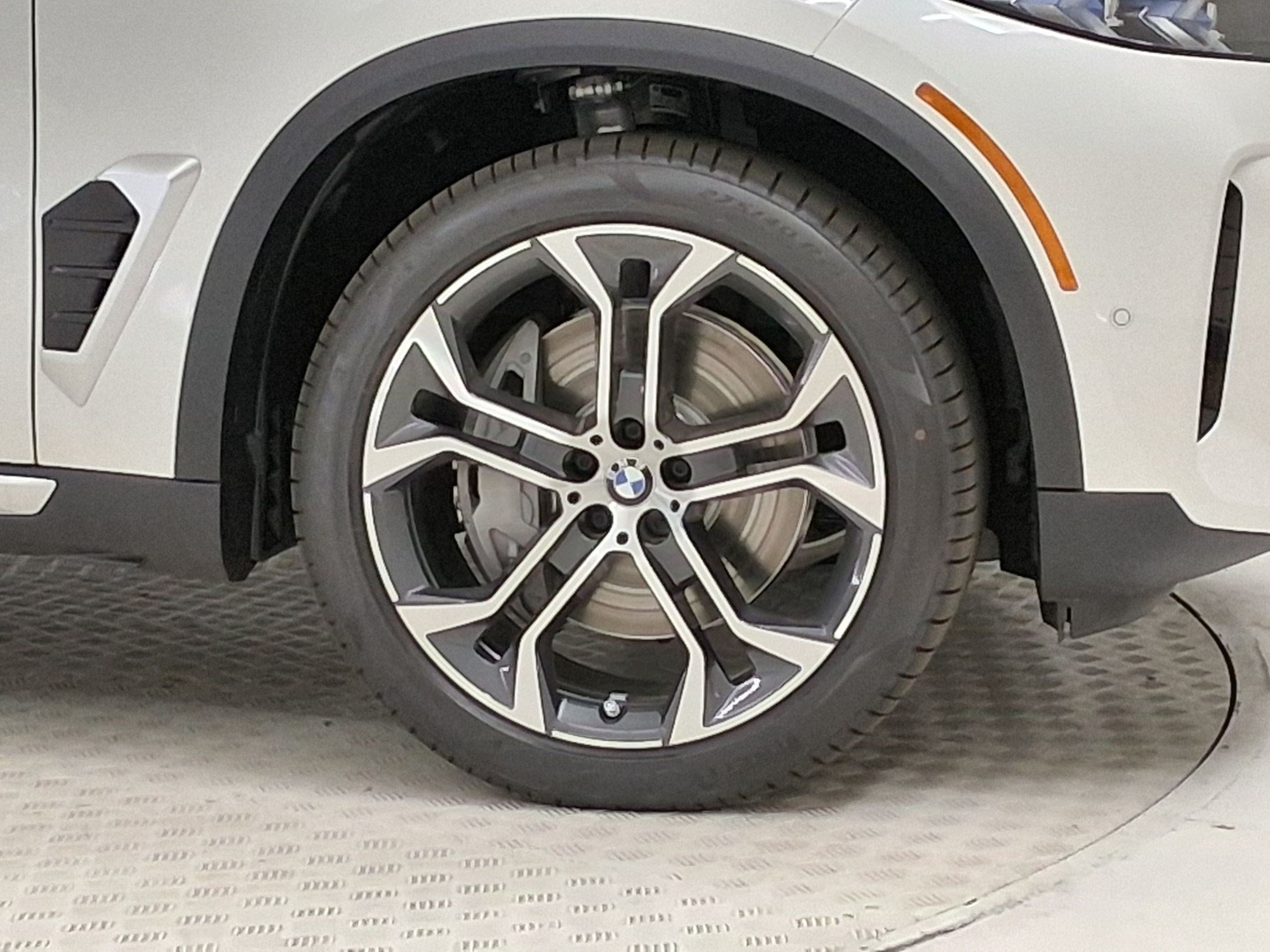 New 2026 BMW X5 xDrive50e w/ Premium Package AWD/4WD image 10