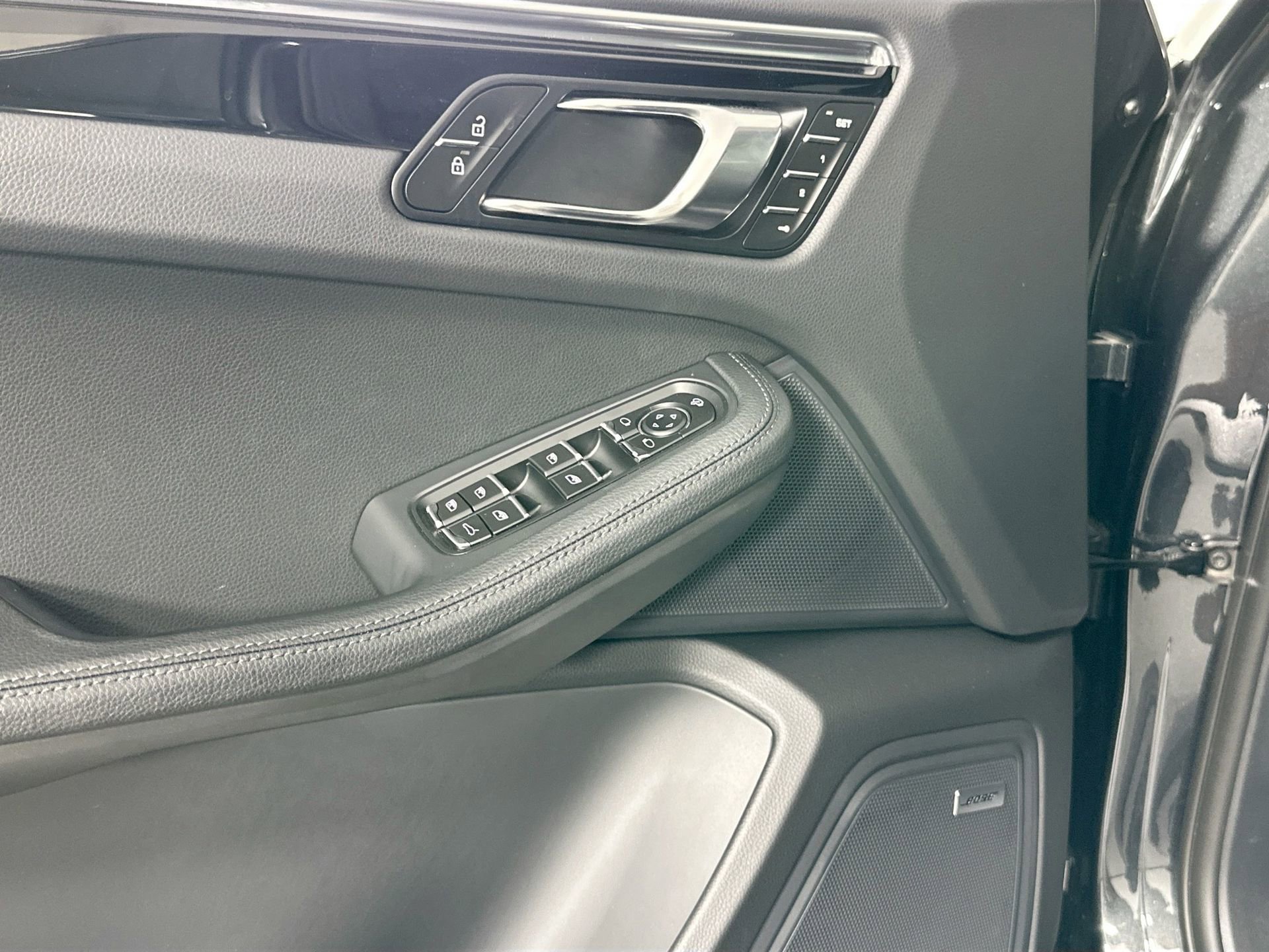 Certified 2025 Porsche Macan image 31