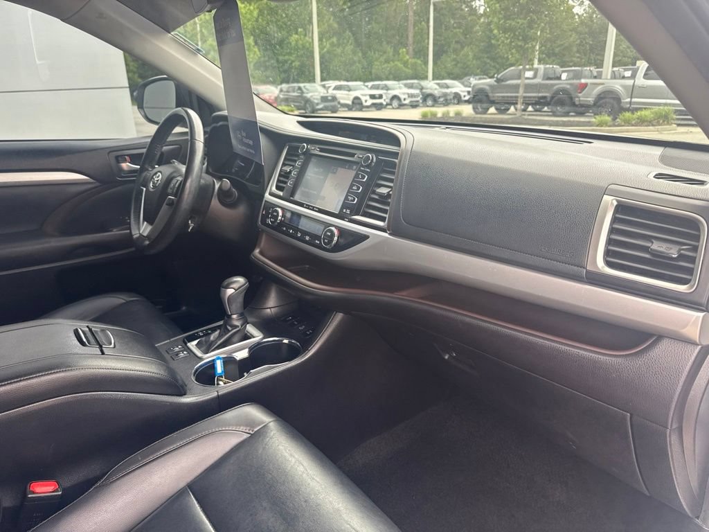 Used 2019 Toyota Highlander XLE AWD/4WD image 32