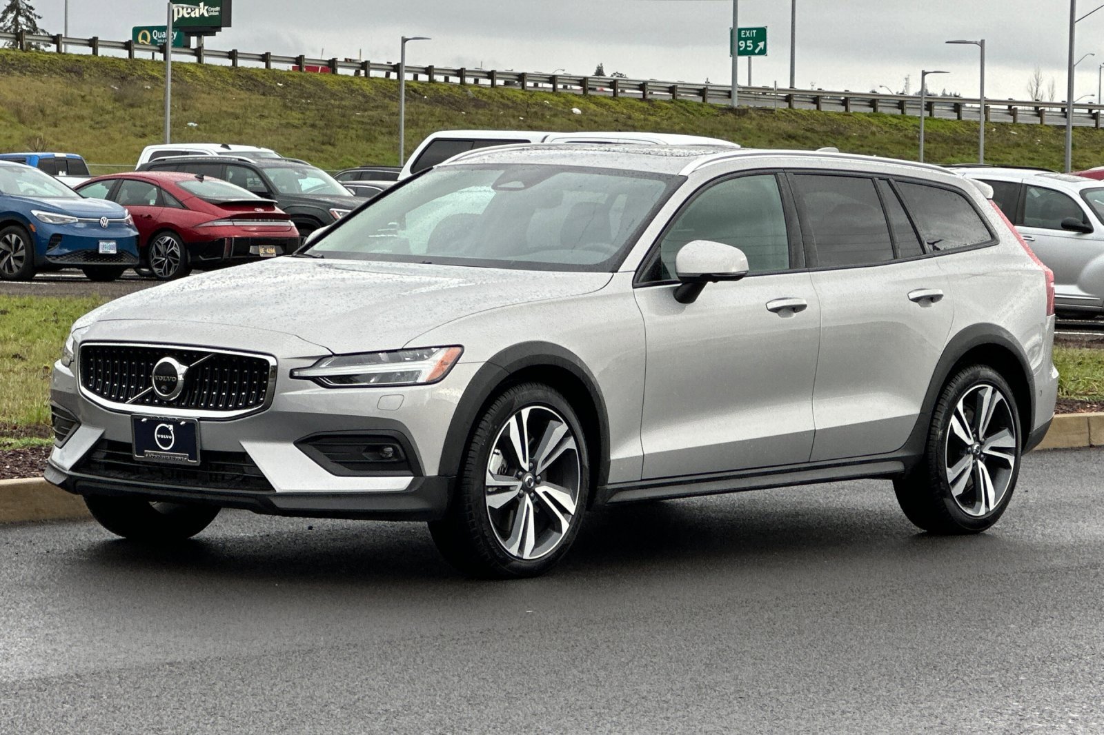 Used 2025 Volvo V60 B5 Cross Country Plus image 7