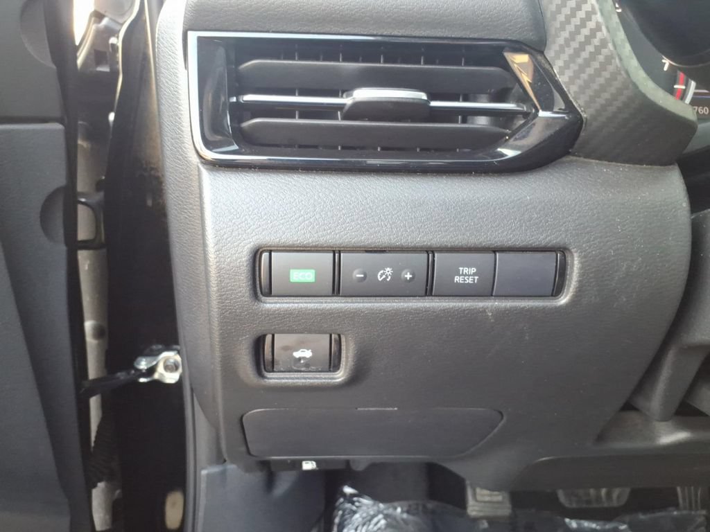 Certified 2025 Nissan Sentra SR FWD image 21