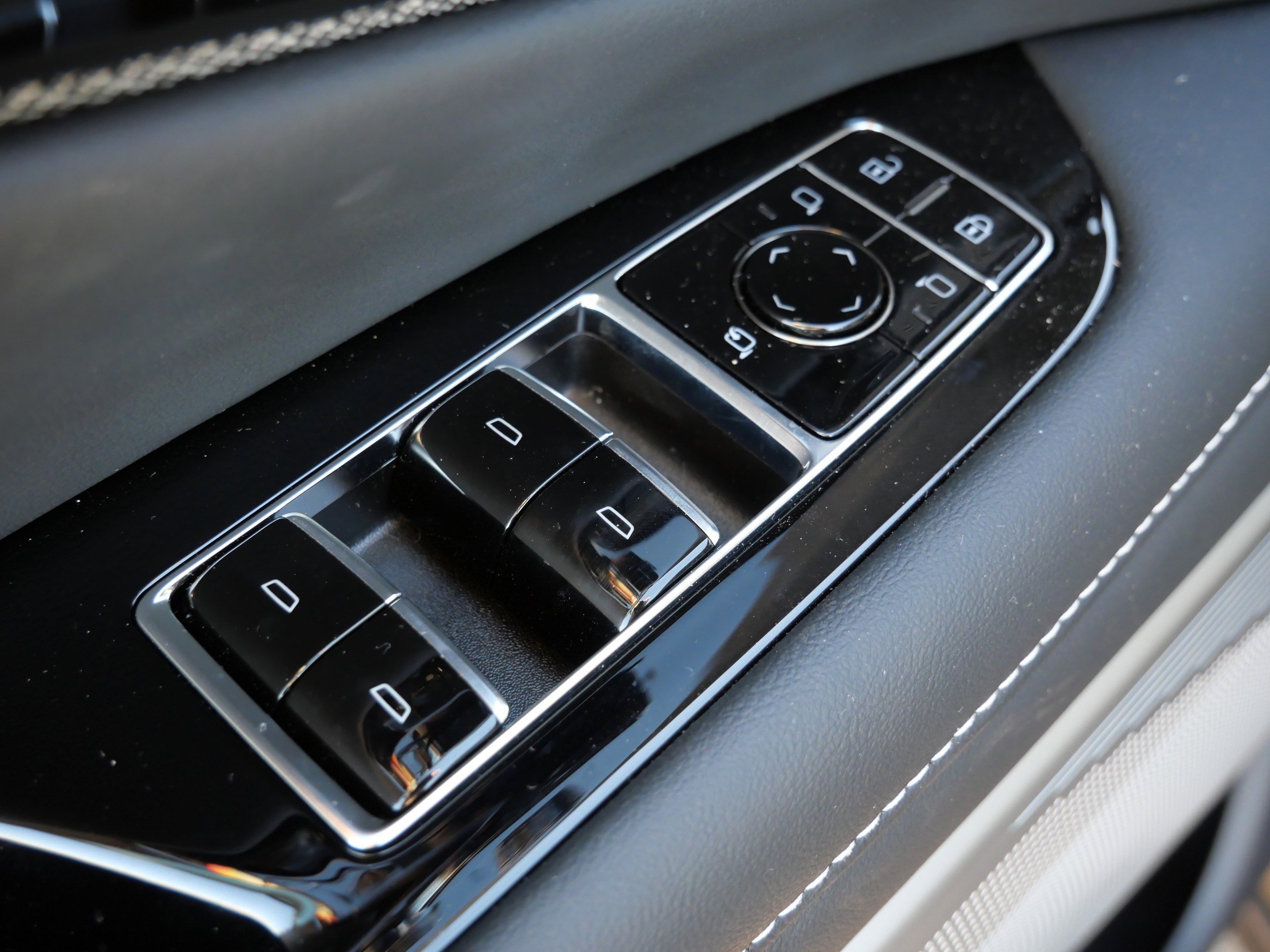 Used 2025 Cadillac Optiq Sport 2 w/ LPO, ONYX Package image 18