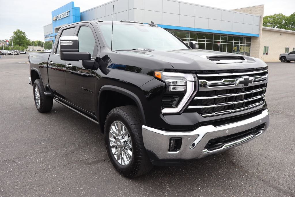 Used 2024 Chevrolet Silverado 2500 LTZ w/ LTZ Convenience Package AWD/4WD image 2