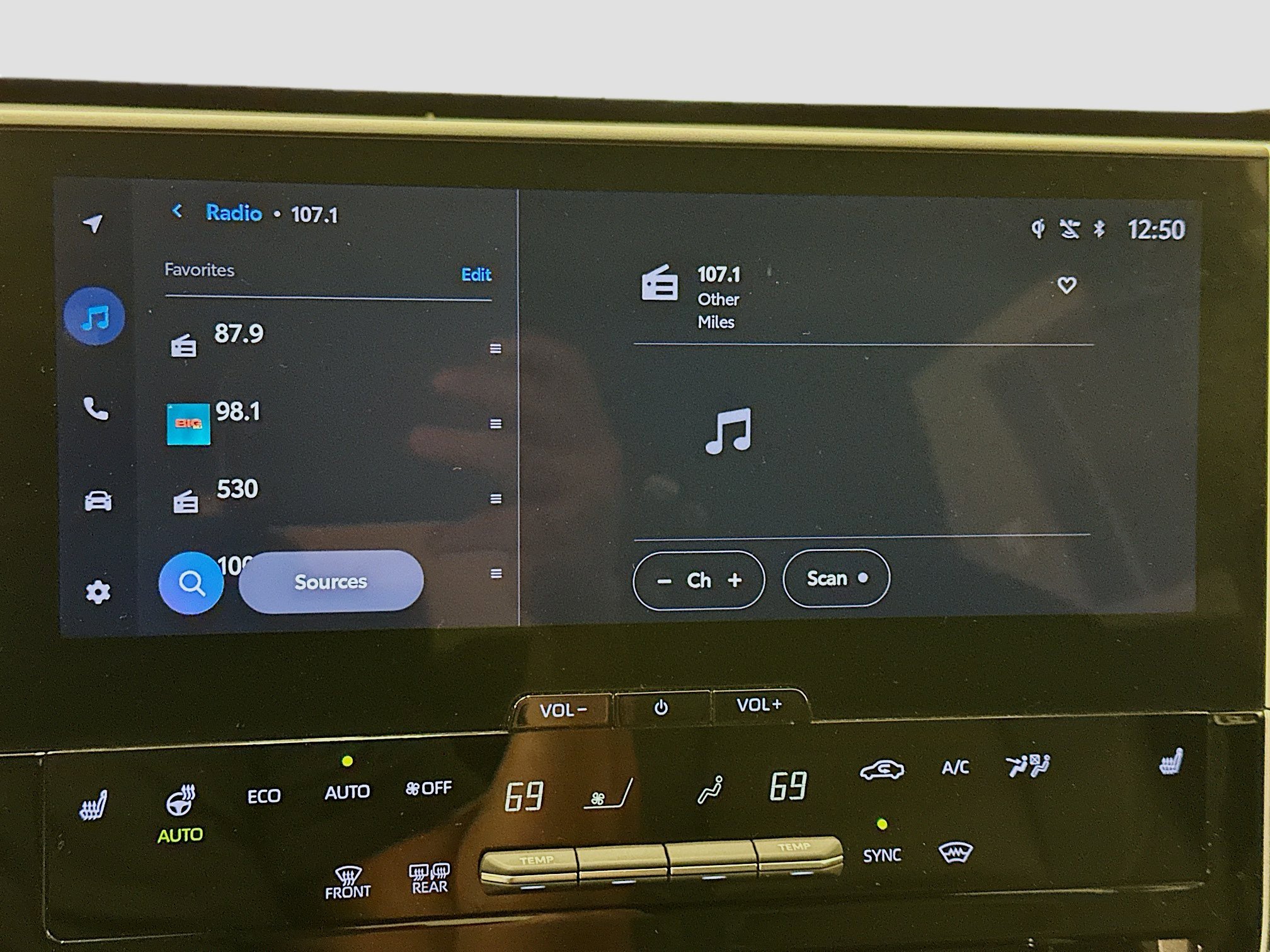 Used 2023 Toyota bZ4X XLE w/ Weather Package image 21