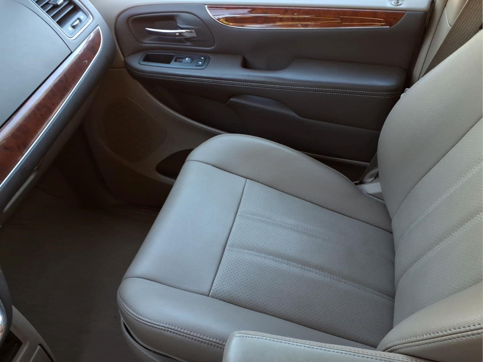 Used 2013 Chrysler Town & Country Touring-L w/ Driver Convenience Group FWD image 26