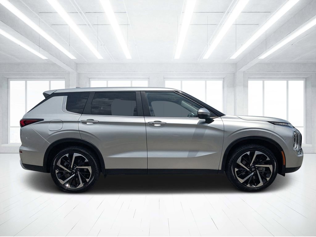 Used 2024 Mitsubishi Outlander SE Black Edition FWD image 2
