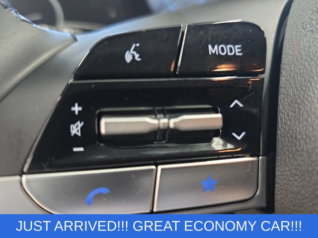 Used 2025 Hyundai Elantra SEL w/ Cargo Package FWD image 17