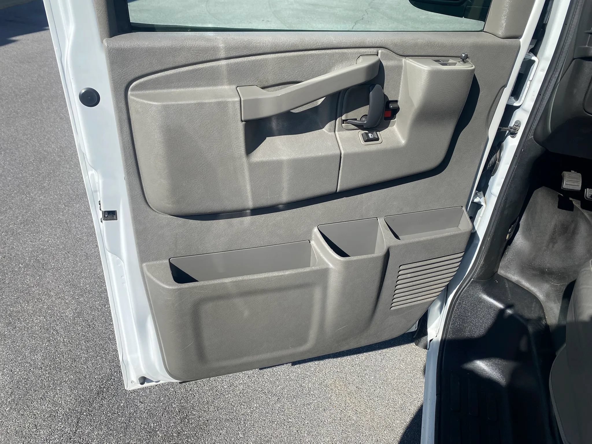 Used 2020 Chevrolet Express 2500 w/ Safety Package RWD image 8