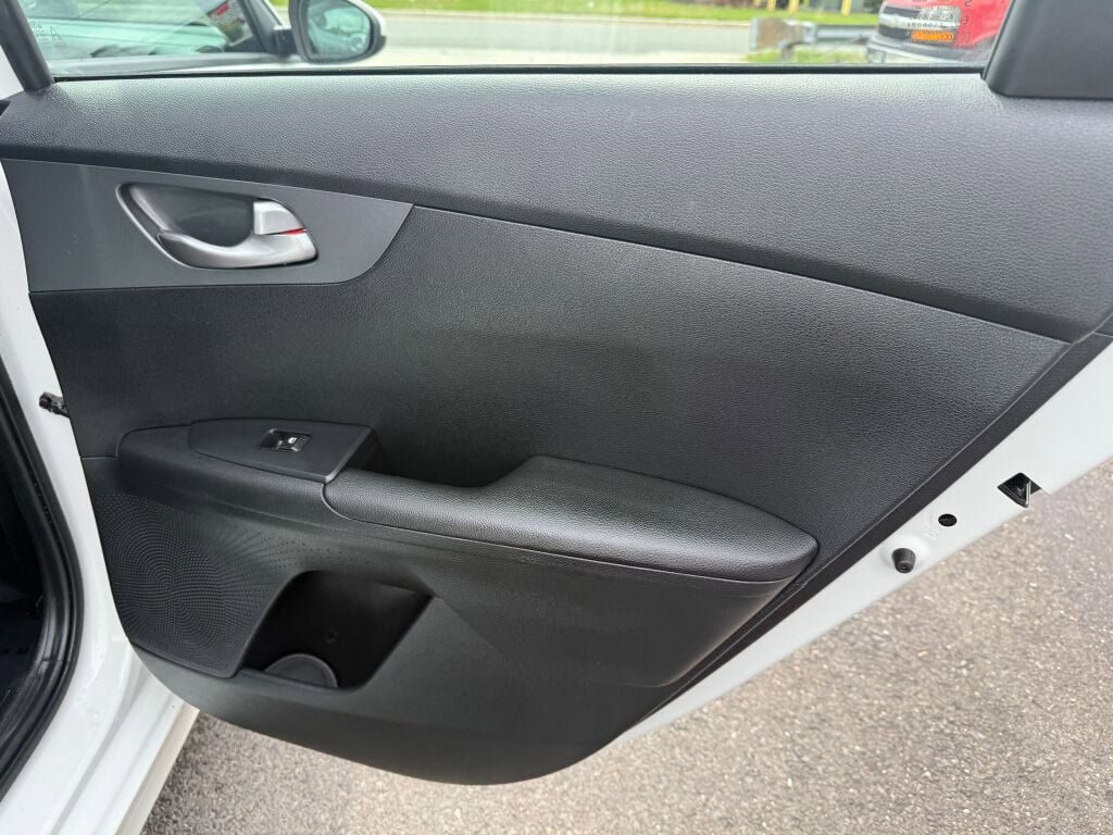 Used 2020 Kia Forte LXS FWD image 25