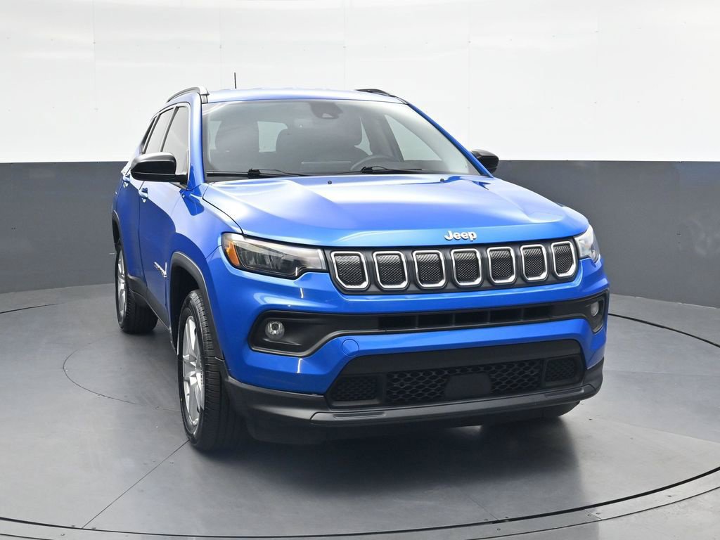 Used 2022 Jeep Compass Latitude w/ Convenience Group AWD/4WD image 2